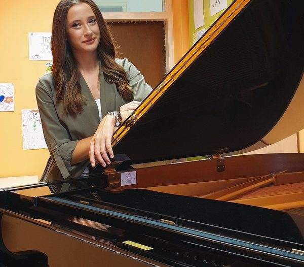 Amna Ekinović klavir